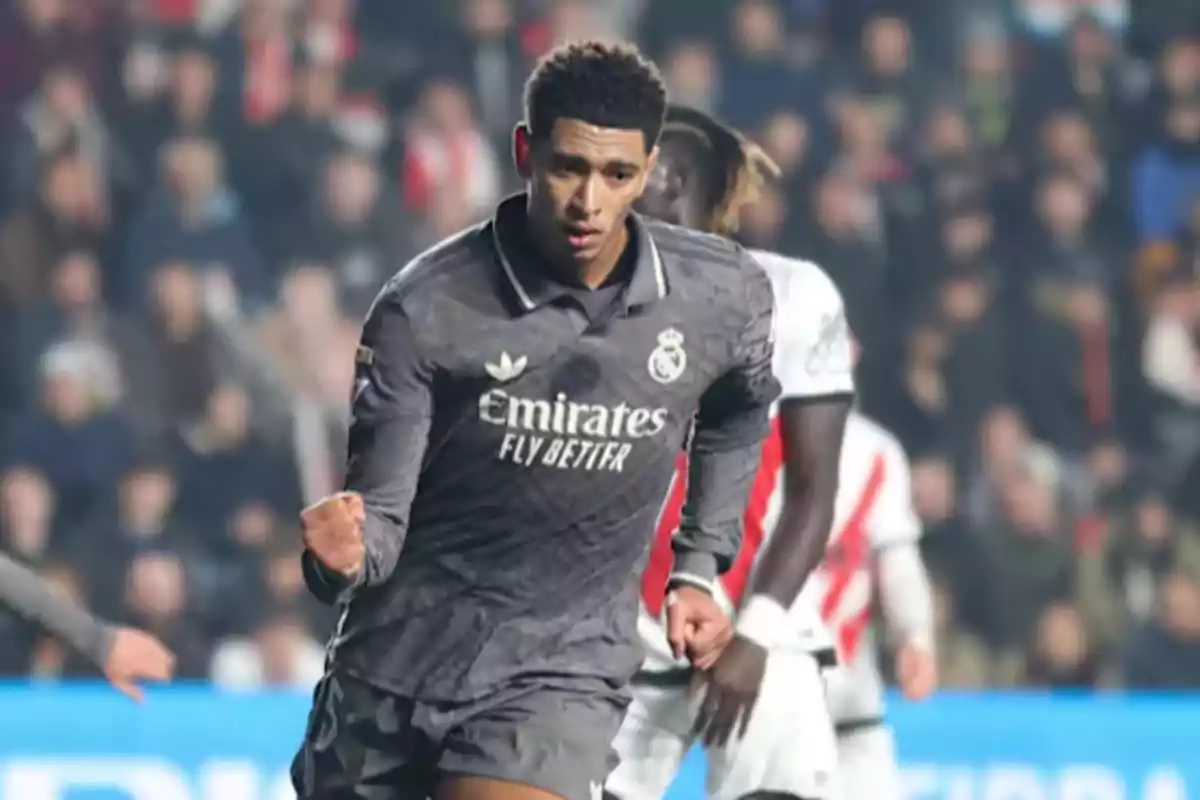 Jugador de fútbol celebrando un gol durante un partido con el uniforme del Real Madrid.