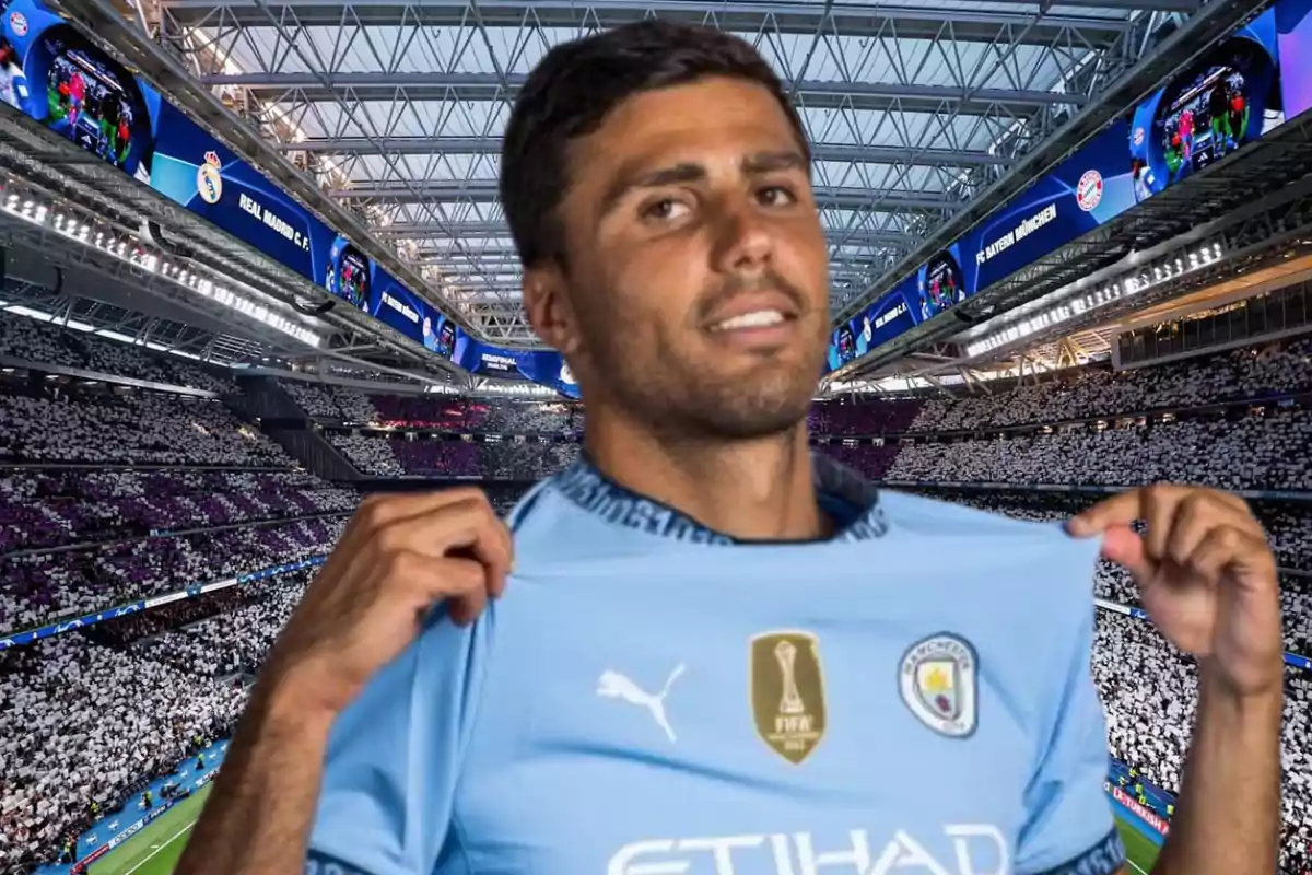 Un jugador de fútbol con la camiseta del Manchester City en un estadio lleno de aficionados.