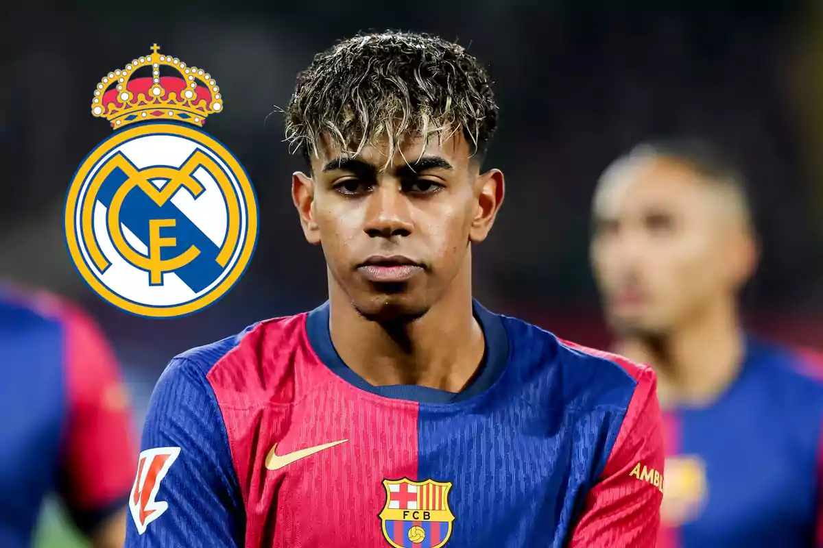 Jugador del Barcelona con el escudo del Real Madrid al fondo