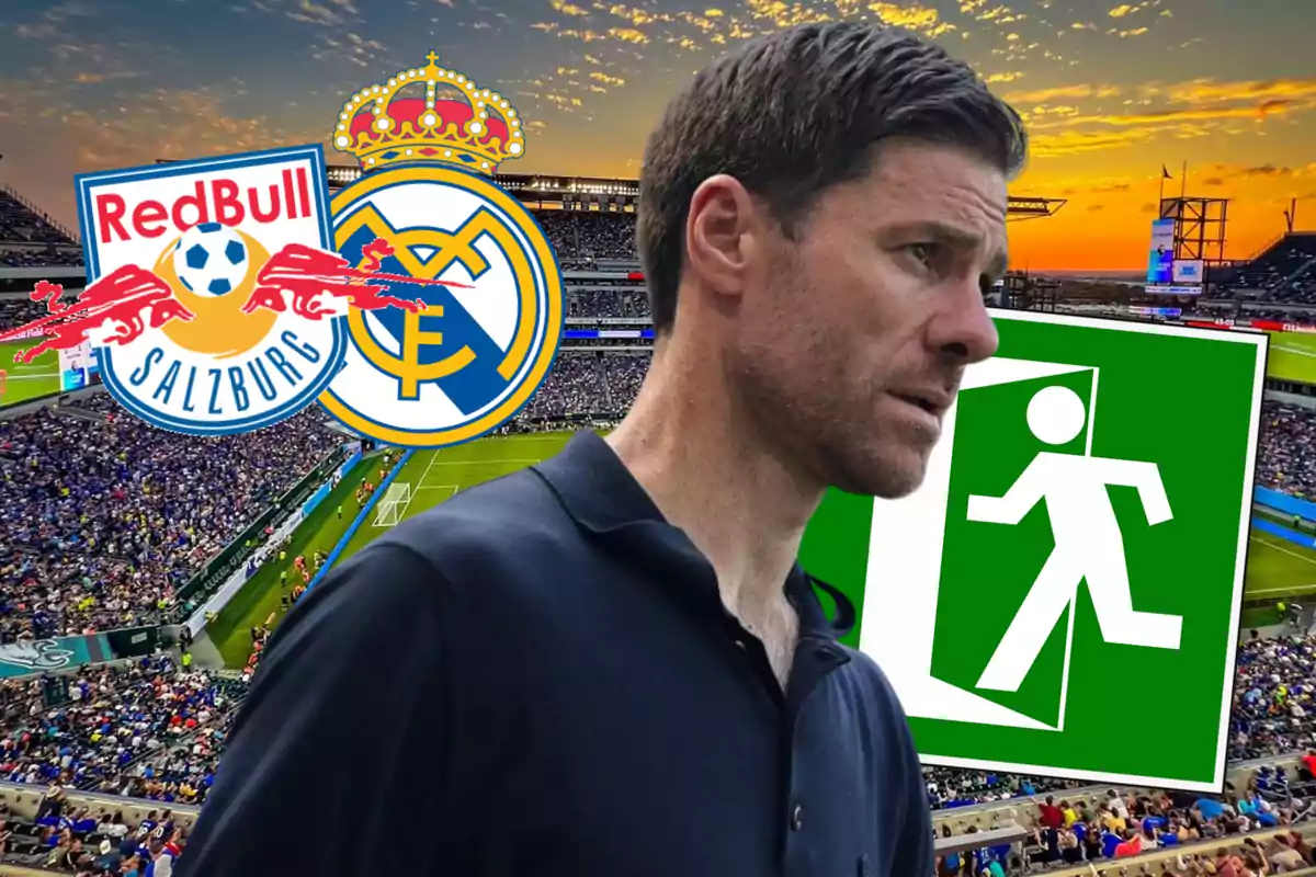 Un entrenador de fútbol con gesto serio aparece en primer plano sobre un estadio lleno, junto a los escudos de Red Bull Salzburg y Real Madrid y un símbolo de salida de emergencia.