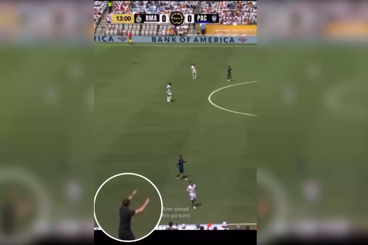 Partido de fútbol entre Real Madrid y Pachuca con marcador 0-0 al minuto 13 y un entrenador dando indicaciones en la esquina inferior izquierda