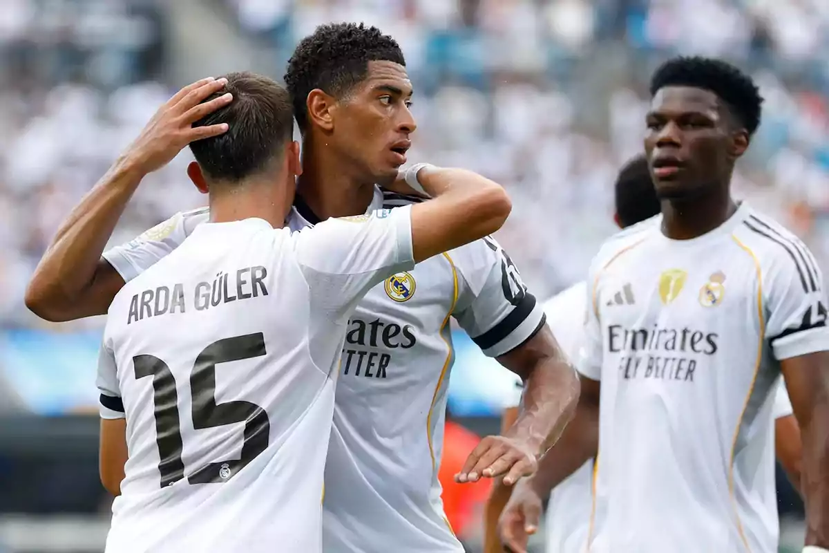 Jugadores del Real Madrid celebran un gol durante un partido con el estadio de fondo lleno de aficionados Jugadores del Real Madrid celebran un gol durante un partido con el estadio de fondo lleno de aficionados
