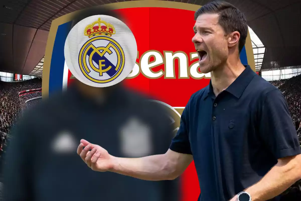 Entrenador de fútbol gesticulando frente a un fondo con los escudos de Real Madrid y Arsenal en un estadio lleno de aficionados