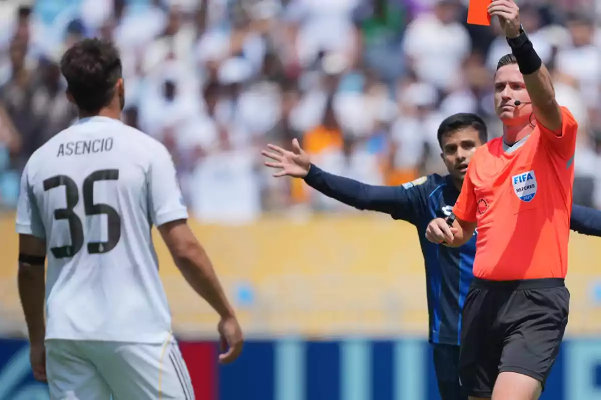 Árbitro mostrando tarjeta roja a un jugador durante un partido de fútbol
