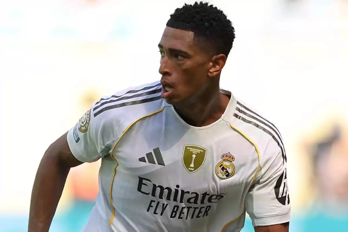 Futbolista con uniforme blanco del Real Madrid durante un partido
