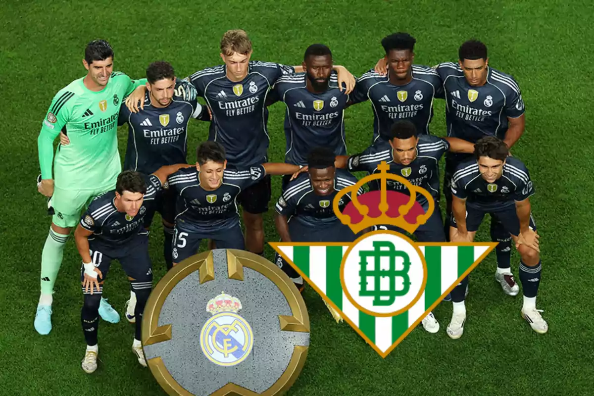 Once jugadores del Real Madrid posan en el campo con uniforme azul oscuro mientras los escudos de Real Madrid y Real Betis aparecen en primer plano