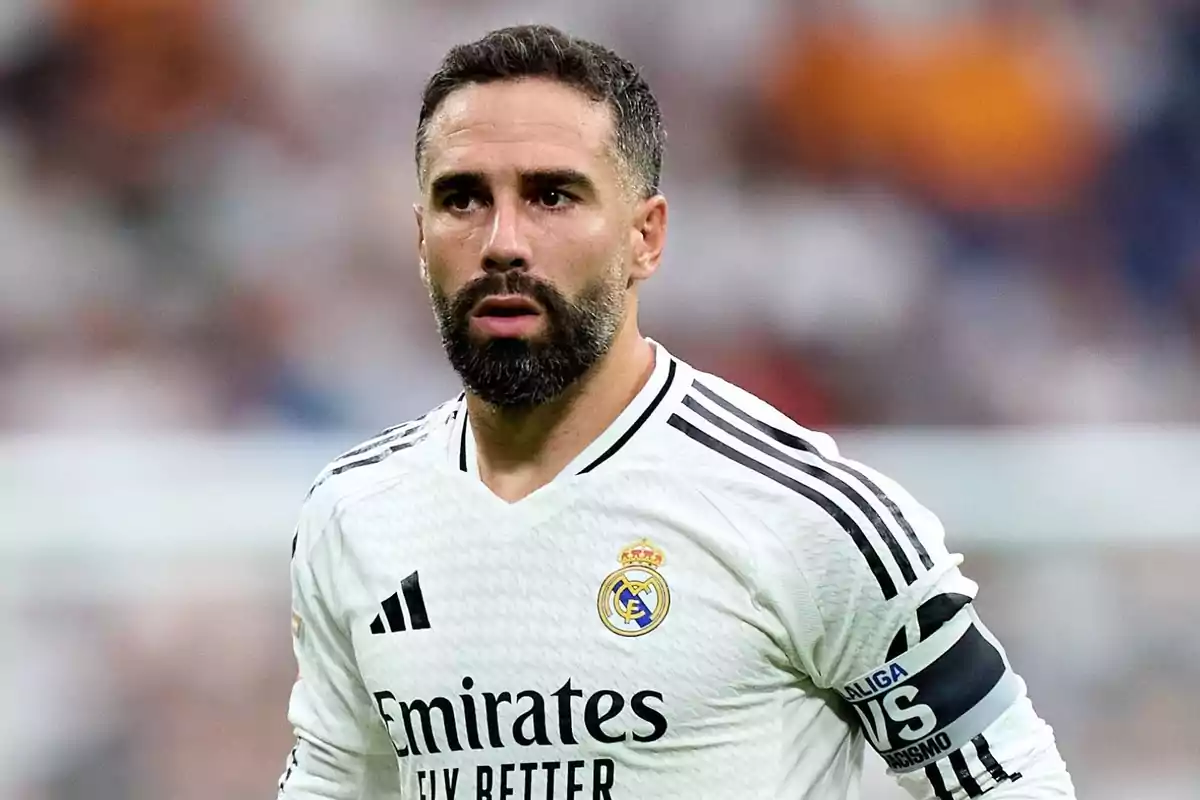 Futbolista del Real Madrid con uniforme blanco y brazalete de capitán durante un partido Futbolista del Real Madrid con uniforme blanco y brazalete de capitán durante un partido