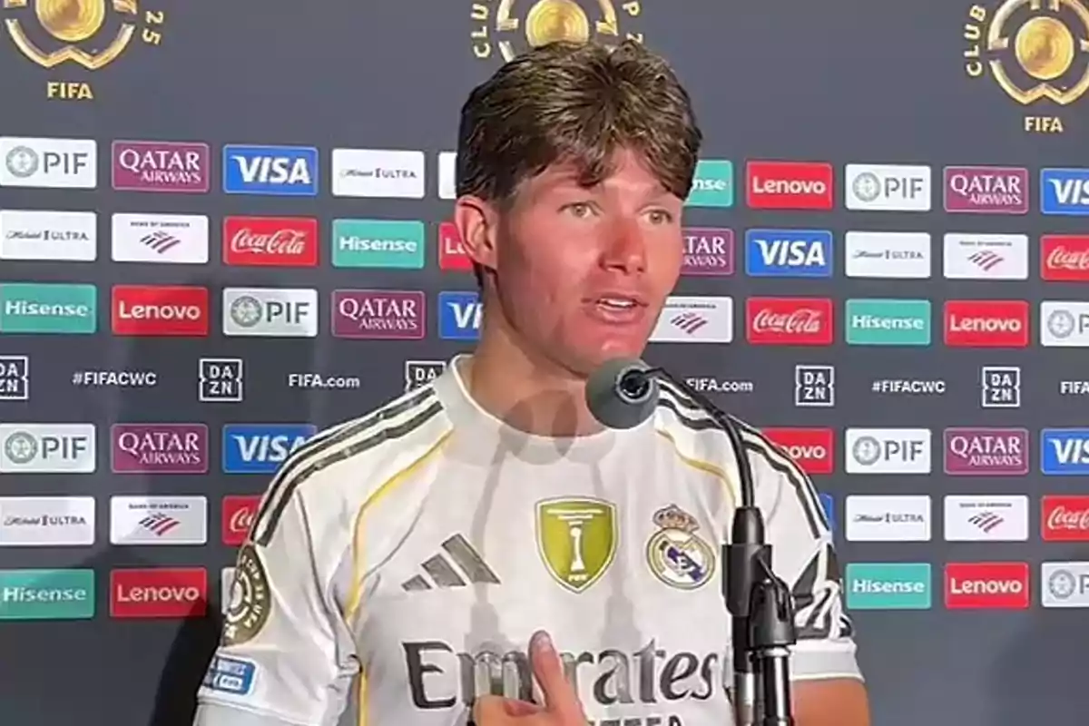 Jugador del Real Madrid dando una entrevista frente a un fondo con logotipos de patrocinadores y el escudo del Mundial de Clubes de la FIFA Jugador del Real Madrid dando una entrevista frente a un fondo con logotipos de patrocinadores y el escudo del Mundial de Clubes de la FIFA