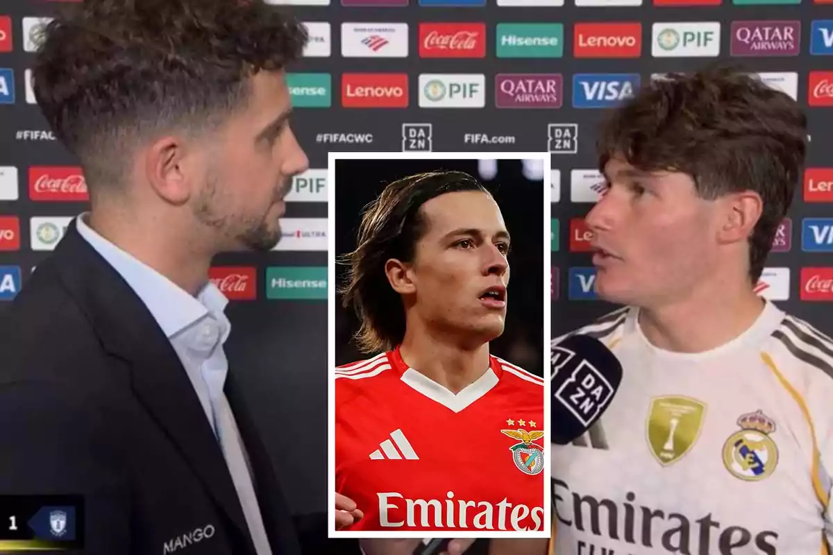 Dos hombres conversan en una entrevista deportiva con un fondo de patrocinadores y en el centro hay una imagen superpuesta de un futbolista con uniforme rojo
