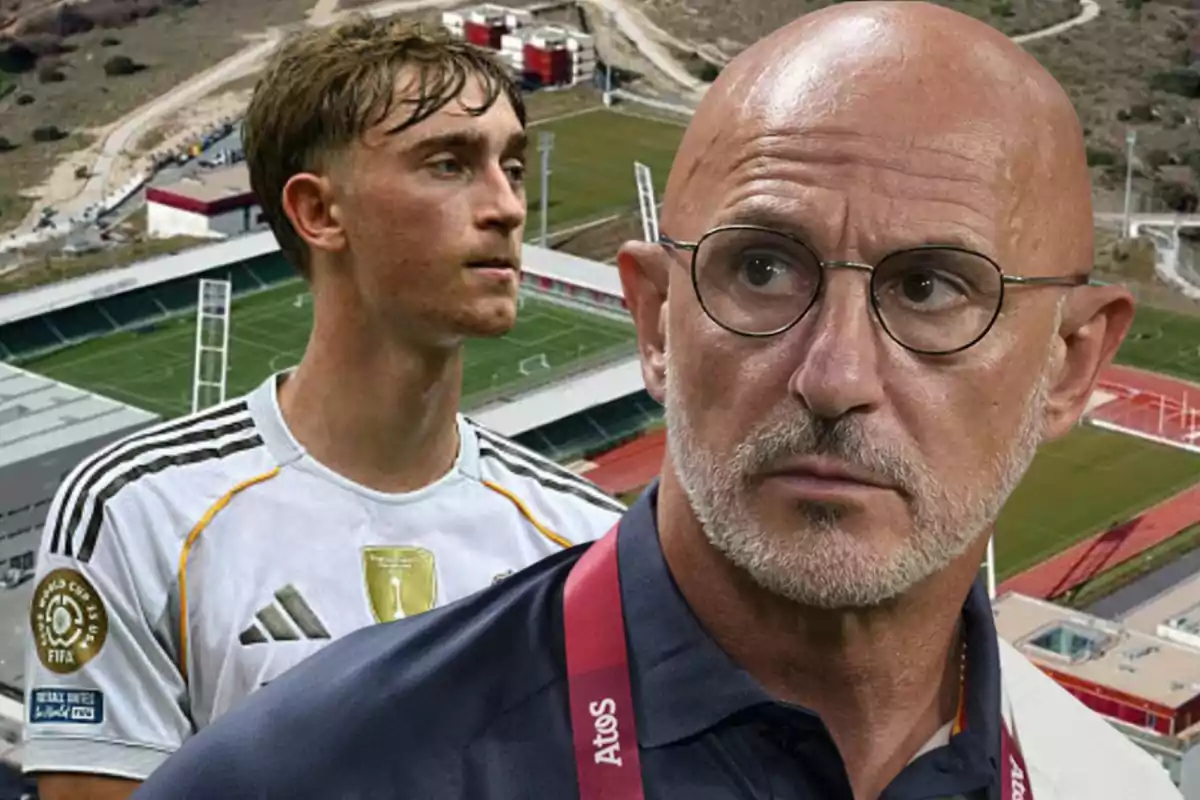 Dos personas en primer plano, una con uniforme deportivo blanco y otra con gafas y camiseta azul, al fondo un estadio de fútbol