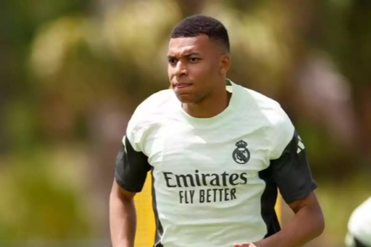 Futbolista entrenando con camiseta del Real Madrid en un campo al aire libre