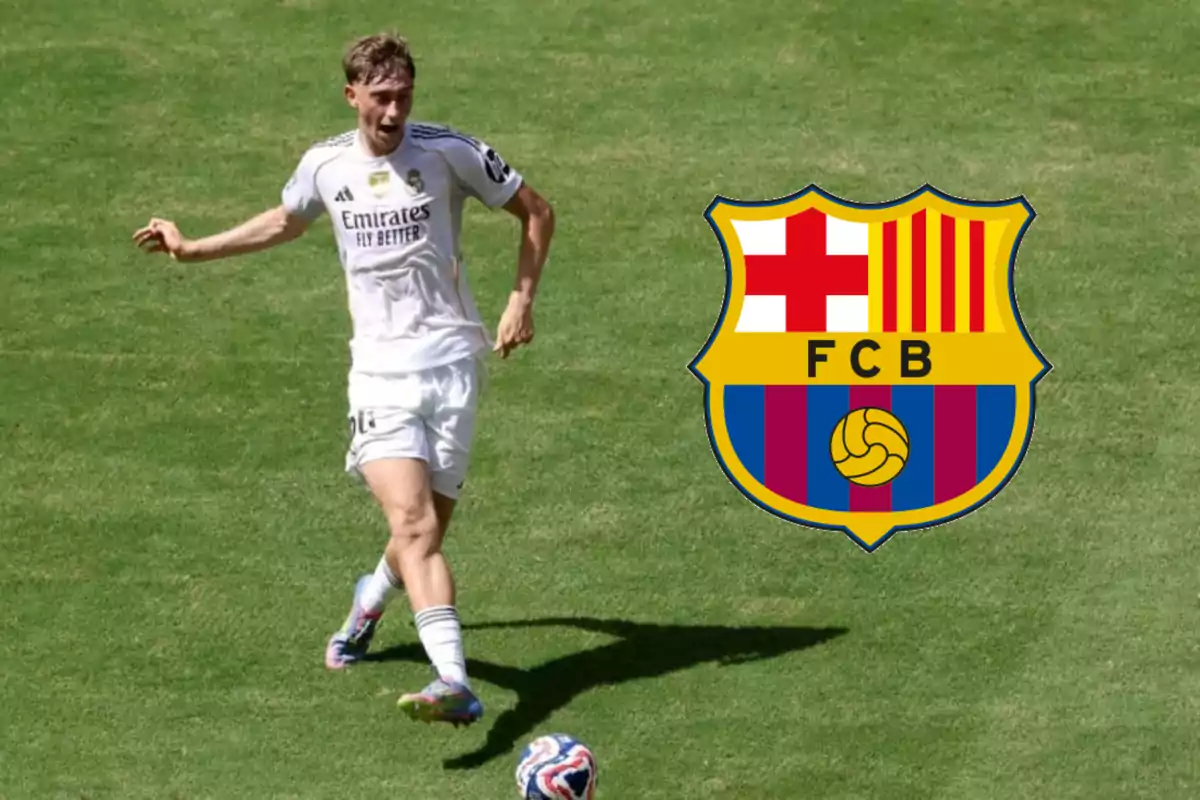 Futbolista con uniforme del Real Madrid en el campo junto al escudo del FC Barcelona