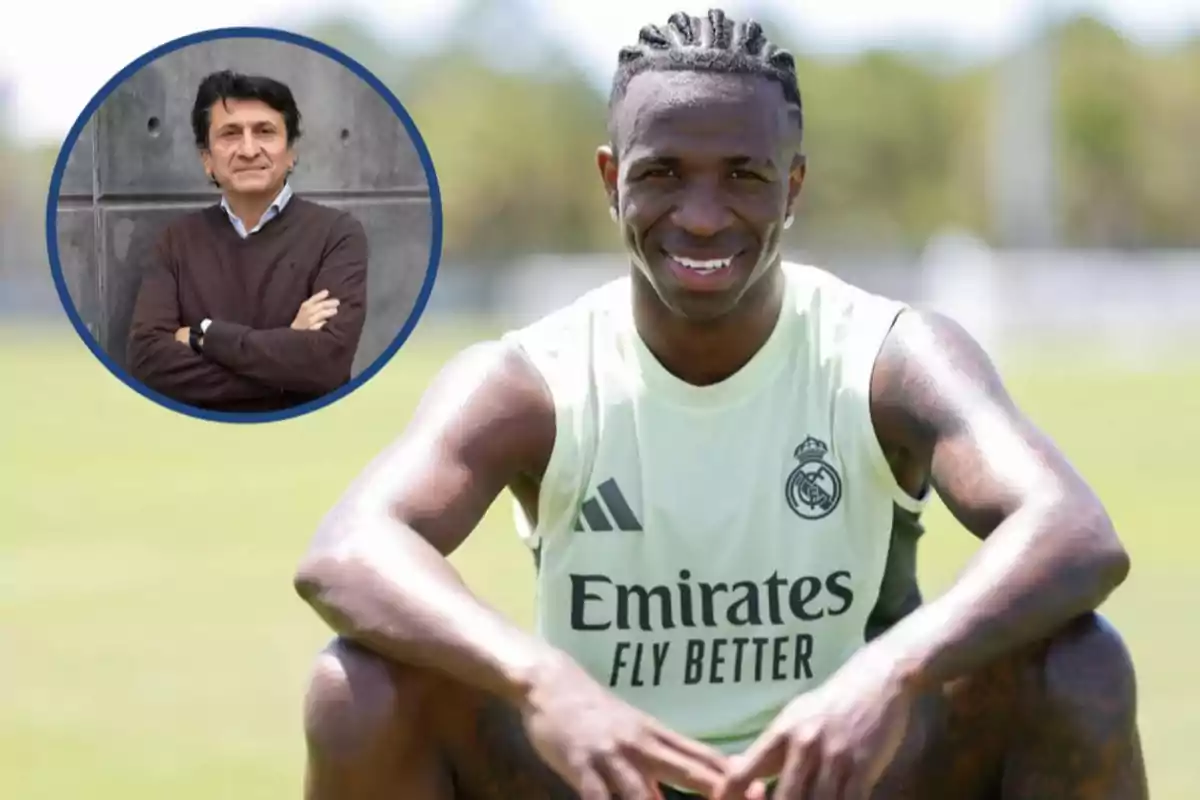 Un futbolista del Real Madrid sonríe mientras está sentado en el campo de entrenamiento y en la esquina superior izquierda aparece el retrato de un hombre de mediana edad con los brazos cruzados