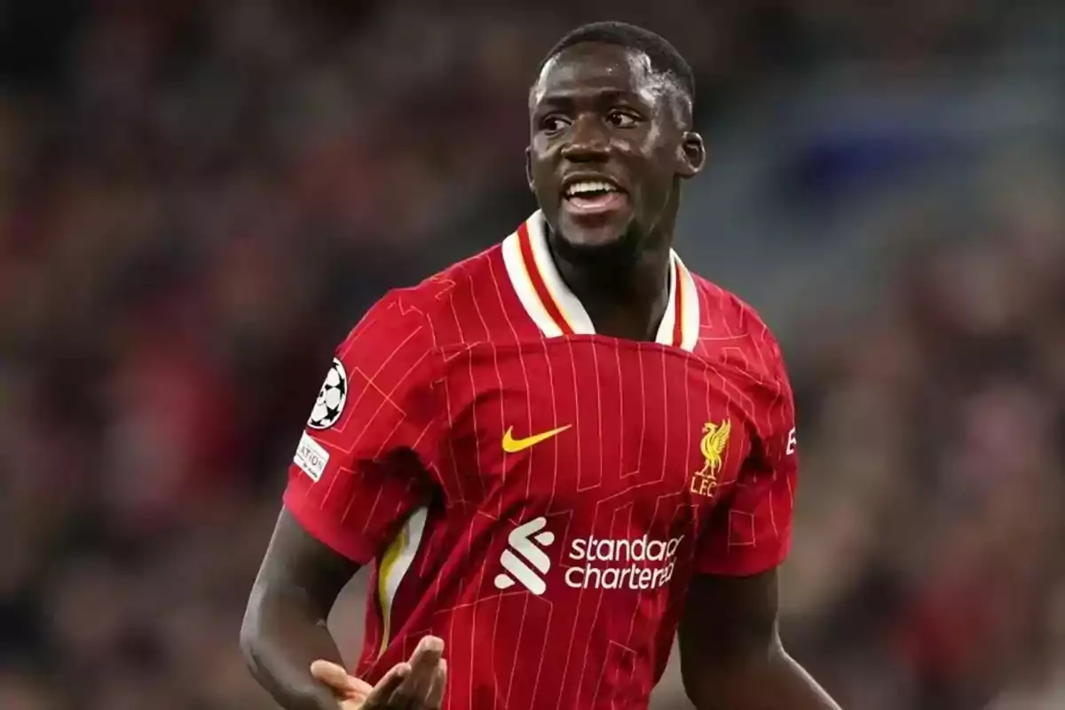 Futbolista con uniforme rojo del Liverpool gesticulando durante un partido