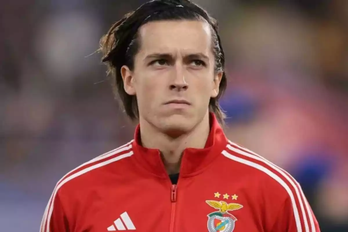 Jugador de fútbol con chaqueta roja del Benfica mirando serio hacia el frente Jugador de fútbol con chaqueta roja del Benfica mirando serio hacia el frente