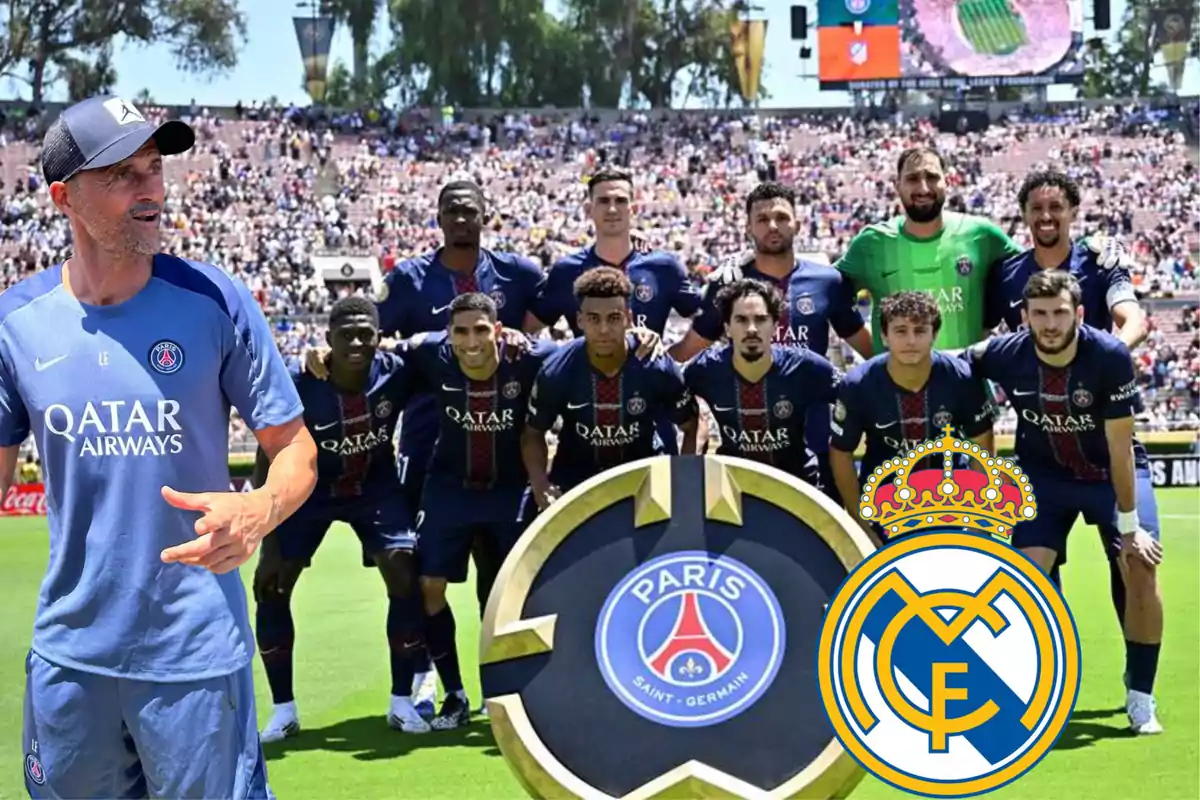 Entrenador y jugadores del PSG posando en el campo con los escudos de PSG y Real Madrid al frente