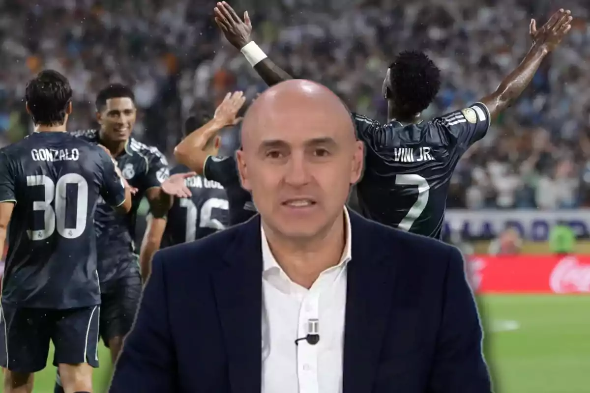 Un presentador de televisión aparece en primer plano mientras al fondo se ve a varios jugadores de fútbol celebrando en un estadio lleno de público.