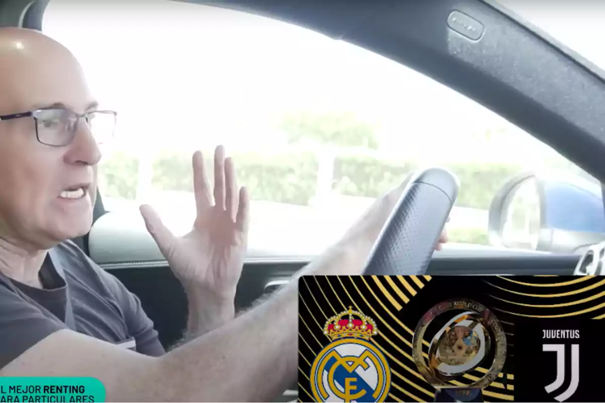 Hombre con gafas hablando mientras conduce un coche con un gráfico en la esquina inferior derecha que muestra los escudos del Real Madrid y la Juventus junto a un trofeo