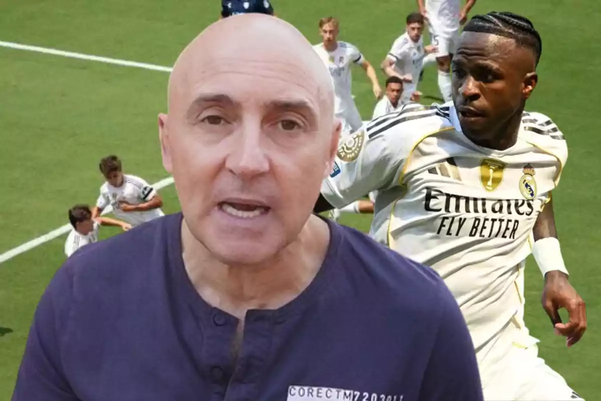 Un hombre calvo en primer plano con jugadores de fútbol del Real Madrid celebrando en el campo al fondo