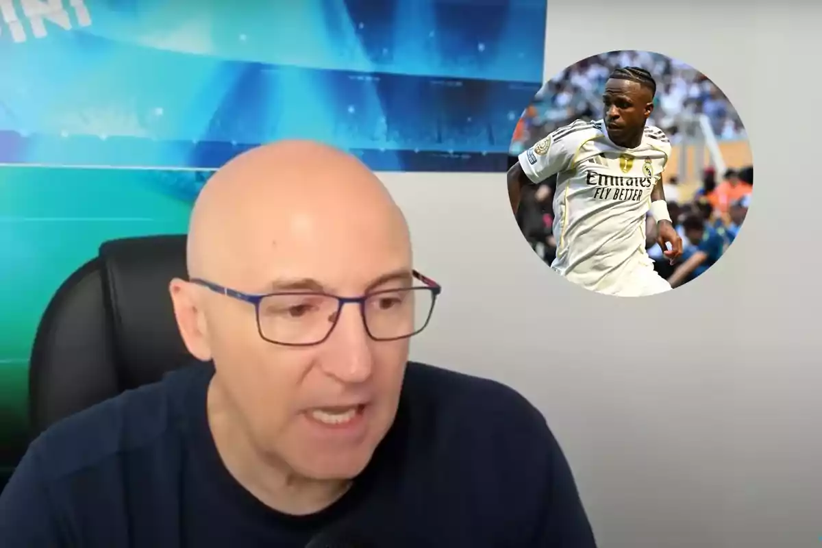 Bald man with glasses speaking in front of a microphone with an image of a Real Madrid player in the top right corner