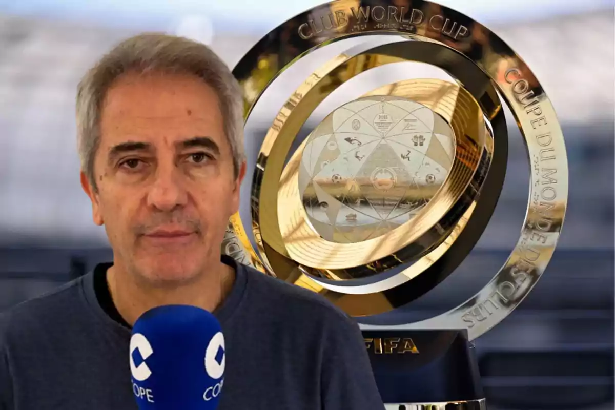 Hombre de cabello canoso sosteniendo un micrófono azul con el logo de COPE frente a un trofeo dorado del Mundial de Clubes de la FIFA