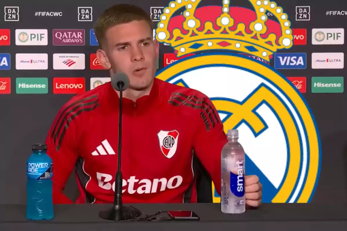 Futbolista de River Plate en conferencia de prensa con el escudo del Real Madrid de fondo