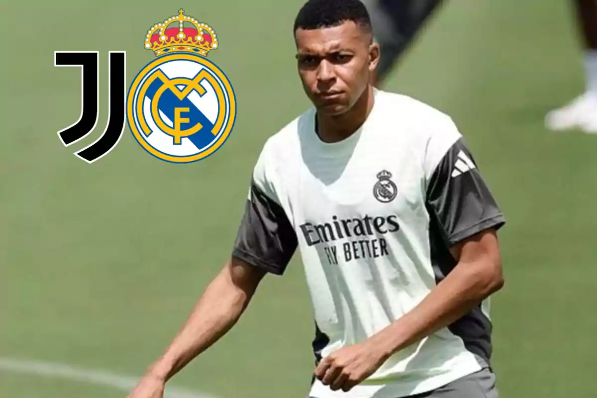 Futbolista con uniforme del Real Madrid entrenando en campo de césped con los escudos de la Juventus y el Real Madrid al fondo