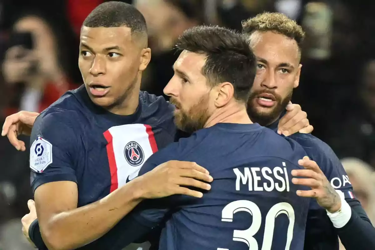 Tres futbolistas del PSG celebran juntos un gol durante un partido