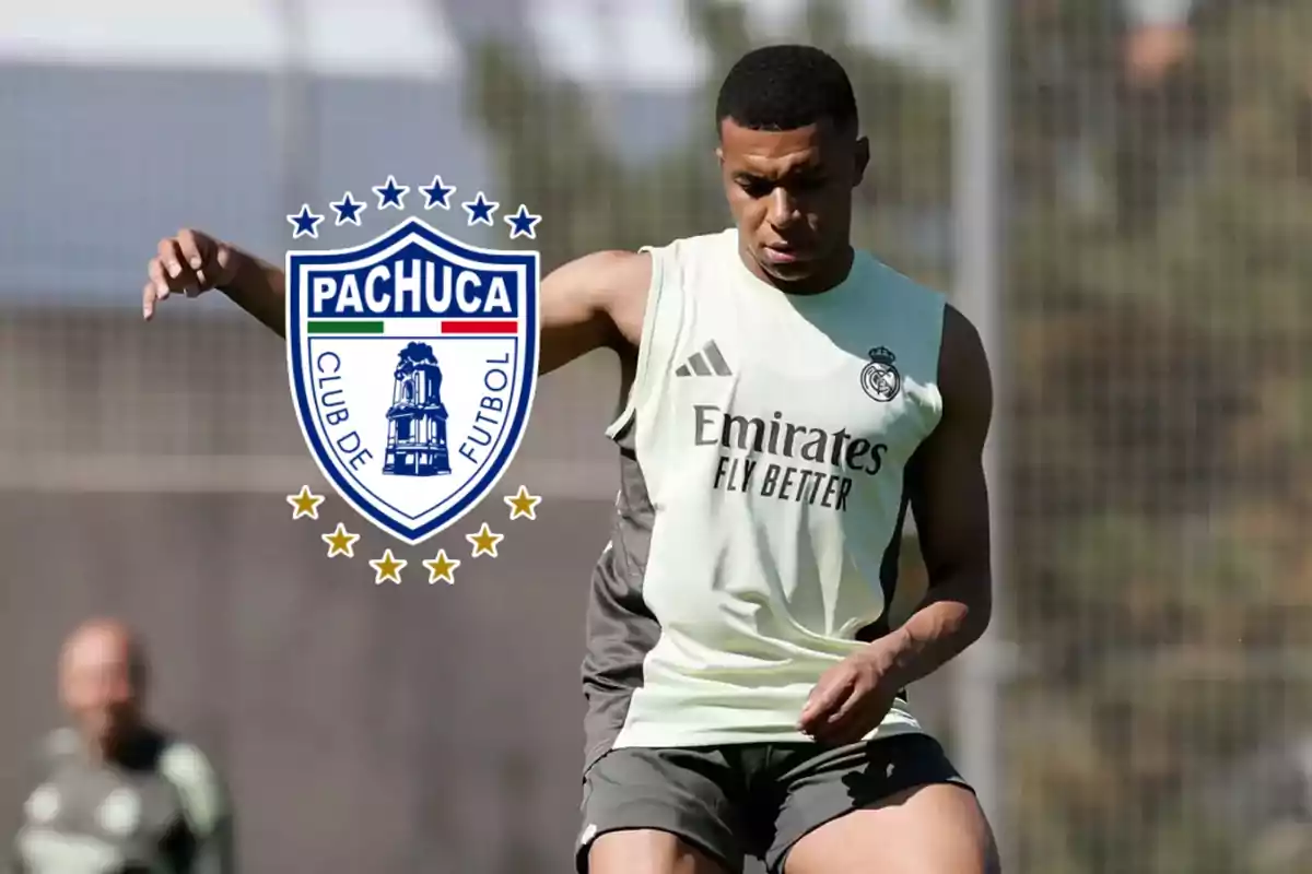 Futbolista entrenando con uniforme del Real Madrid y el escudo del Club Pachuca superpuesto a la izquierda