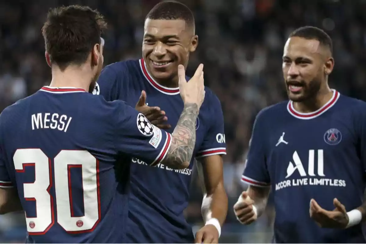 Tres futbolistas del PSG celebran juntos en el campo durante un partido Tres futbolistas del PSG celebran juntos en el campo durante un partido