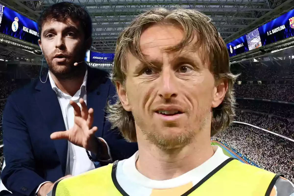 Un periodista deportivo y un futbolista en un estadio lleno de aficionados durante un partido importante