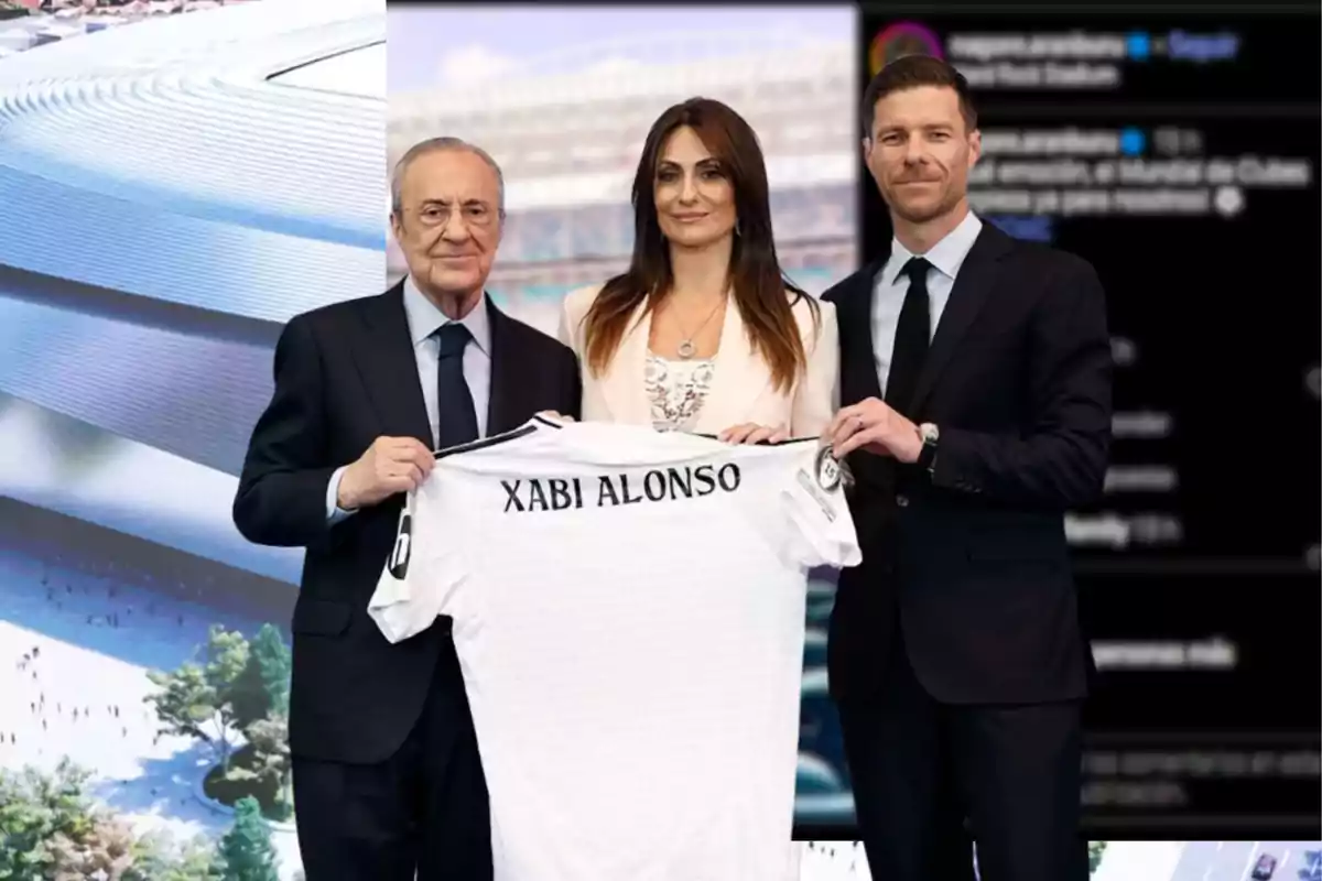 Tres personas elegantemente vestidas posan sosteniendo una camiseta blanca con el nombre Xabi Alonso en un evento oficial