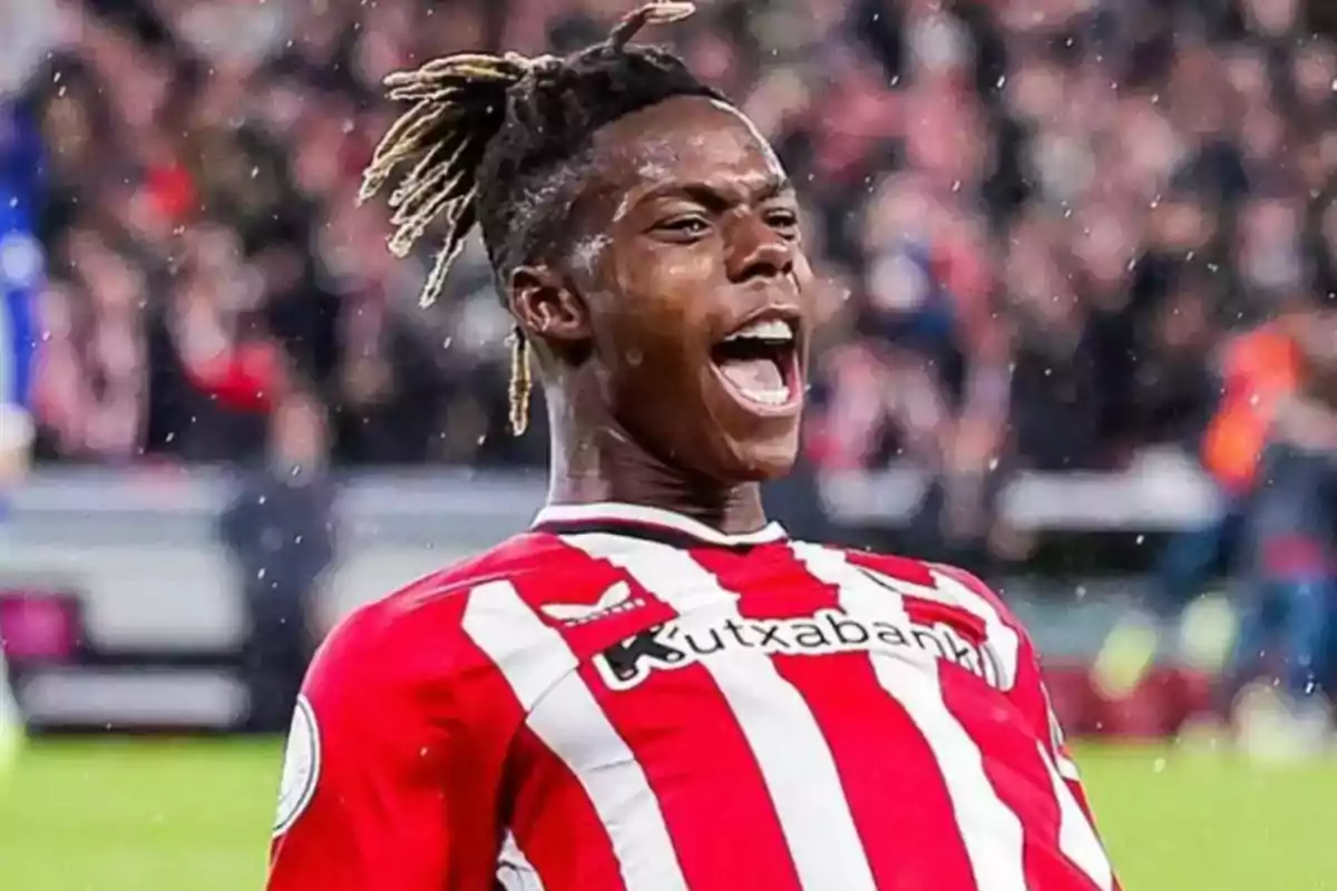 Futbolista celebrando un gol con la camiseta del Athletic Club en un estadio lleno de aficionados Futbolista celebrando un gol con la camiseta del Athletic Club en un estadio lleno de aficionados