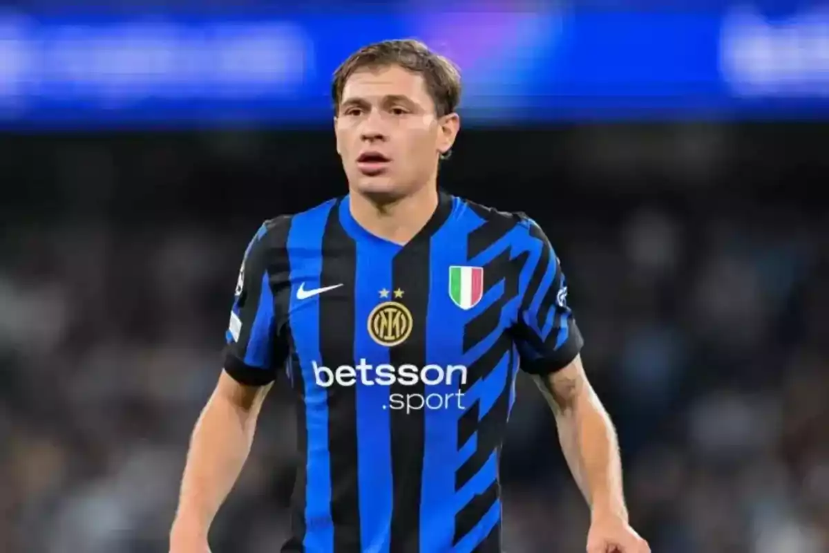 Futbolista con uniforme azul y negro del Inter de Milán en el campo durante un partido Futbolista con uniforme azul y negro del Inter de Milán en el campo durante un partido