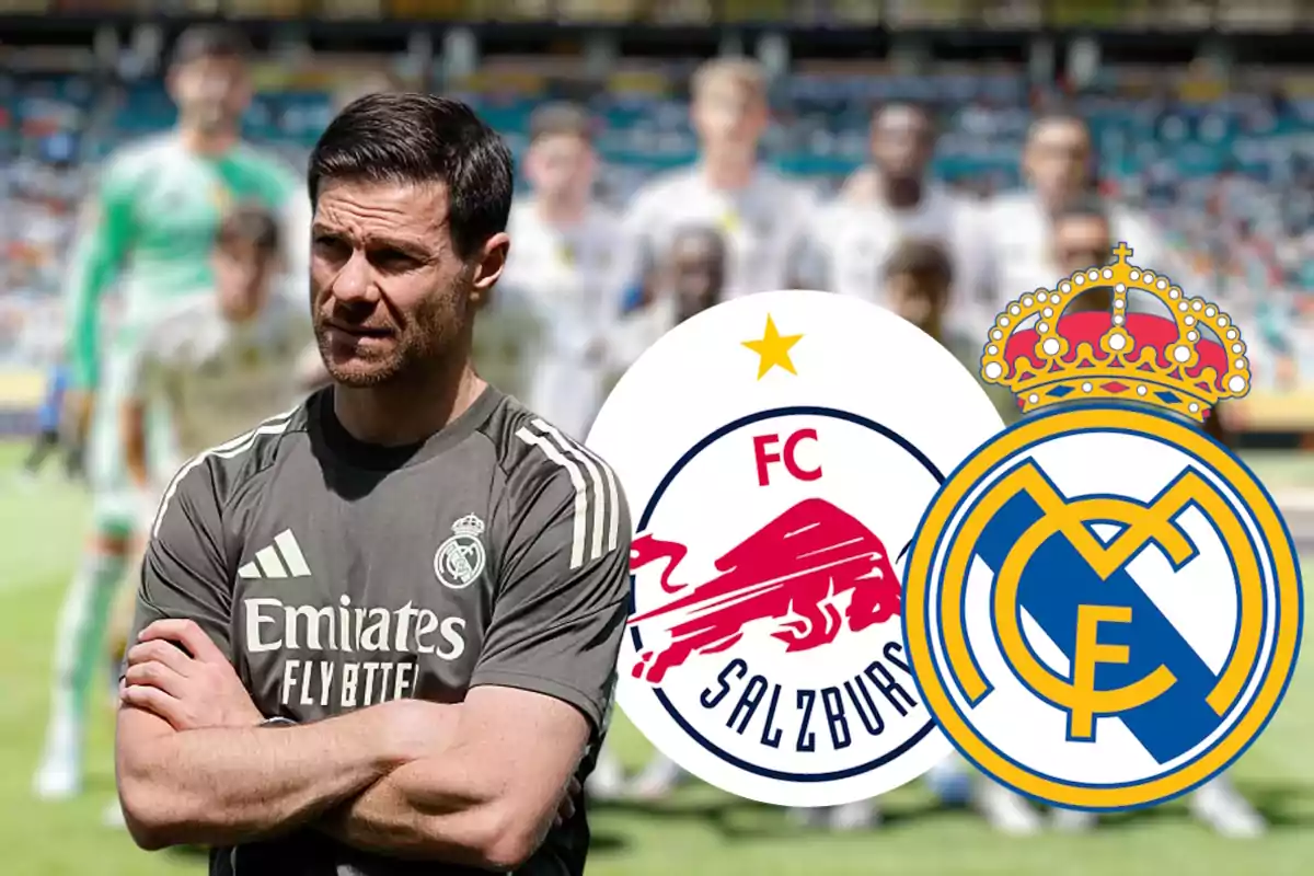 Entrenador del Real Madrid con los brazos cruzados en primer plano y los escudos de FC Salzburg y Real Madrid sobre un fondo de jugadores desenfocados en un estadio