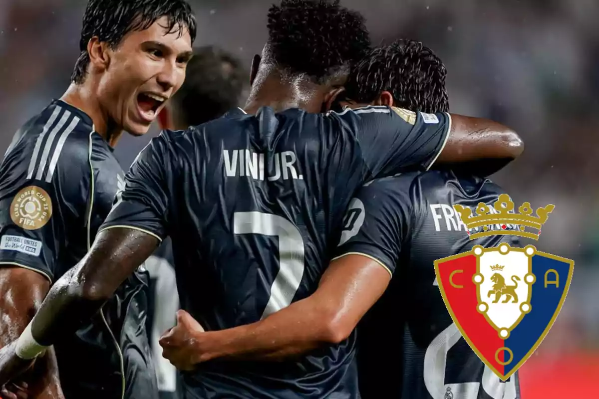 Jugadores de fútbol celebrando un gol con el escudo del Club Atlético Osasuna en la esquina