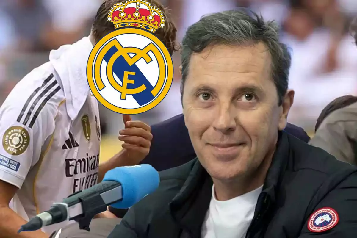 Un hombre sonriente frente a un micrófono azul y una persona con camiseta del Real Madrid cuyo rostro está cubierto por el escudo del club