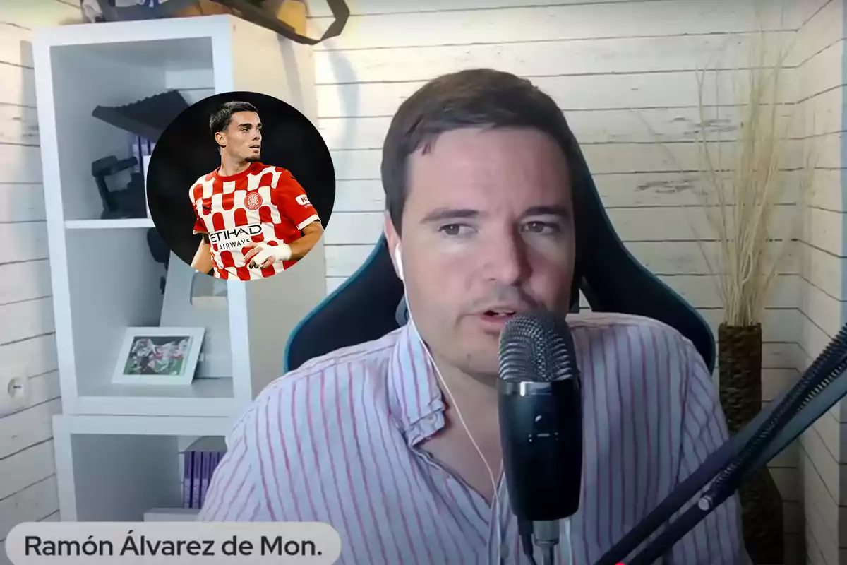 Man speaking in front of a microphone with headphones, in the background a white shelf and a photo of a player in a red and white uniform appears in an overlaid circle.