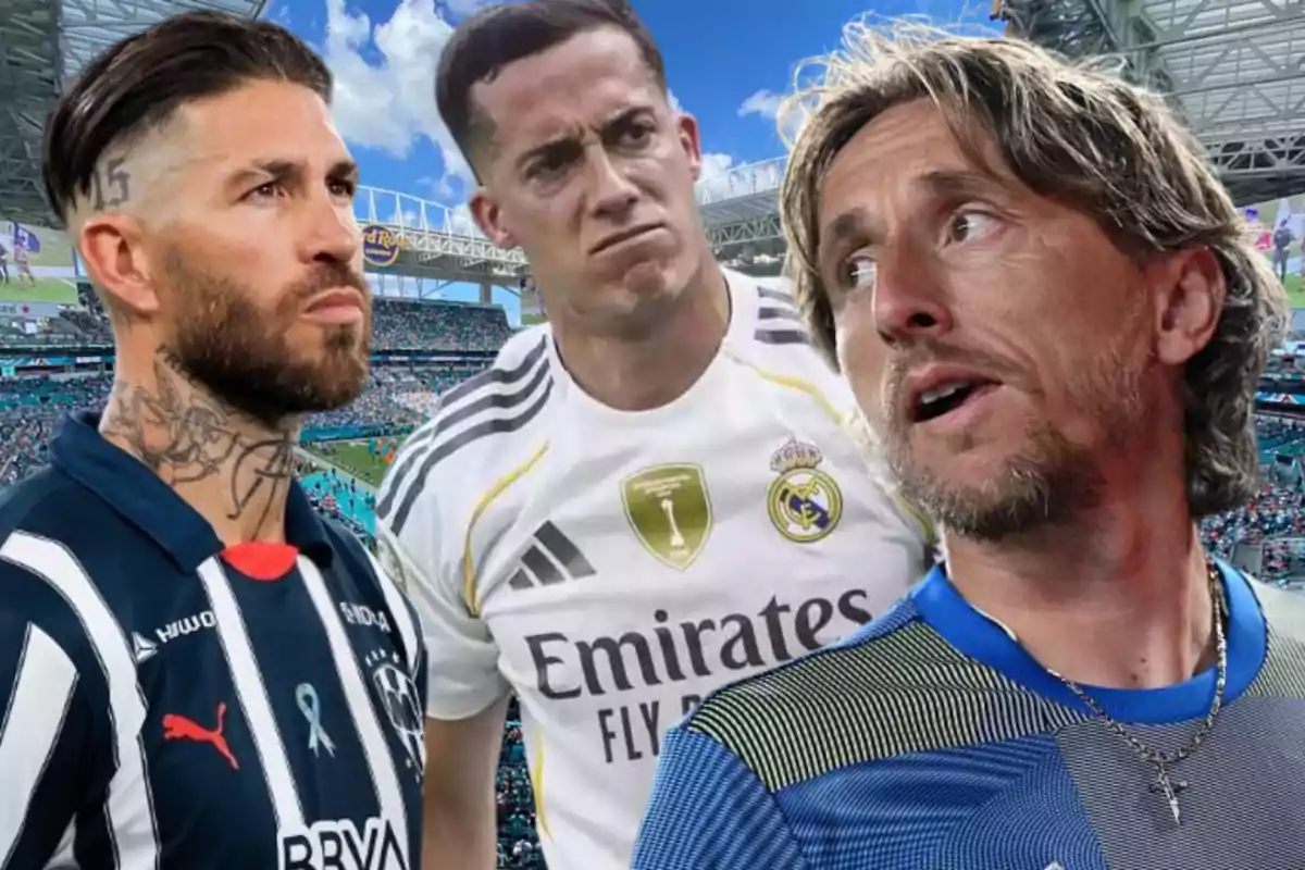 Tres futbolistas con diferentes uniformes posan en un estadio lleno de aficionados bajo un cielo azul