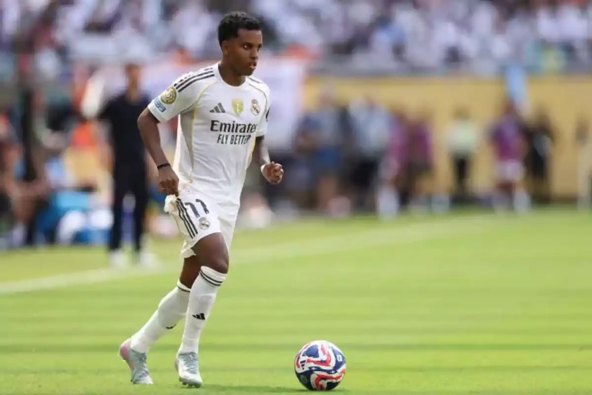 Real Madrid player controlling the ball during a match in a stadium full of spectators Real Madrid player controlling the ball during a match in a stadium full of spectators