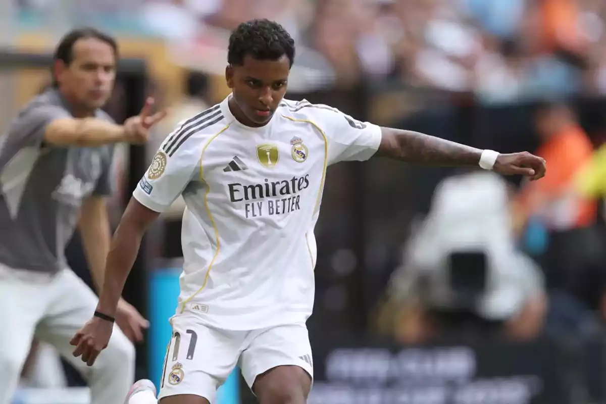 Futbolista del Real Madrid con uniforme blanco en acción durante un partido Futbolista del Real Madrid con uniforme blanco en acción durante un partido