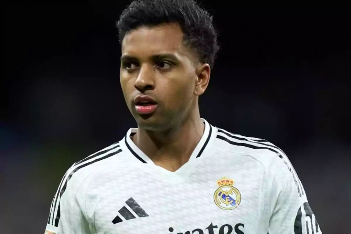 Futbolista con uniforme blanco del Real Madrid durante un partido Futbolista con uniforme blanco del Real Madrid durante un partido