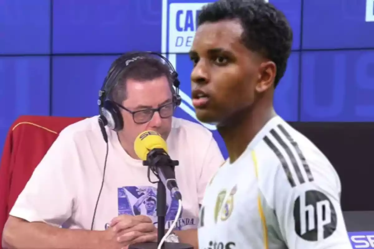 Un locutor de radio con auriculares y micrófono amarillo está al fondo mientras un futbolista con uniforme blanco aparece en primer plano