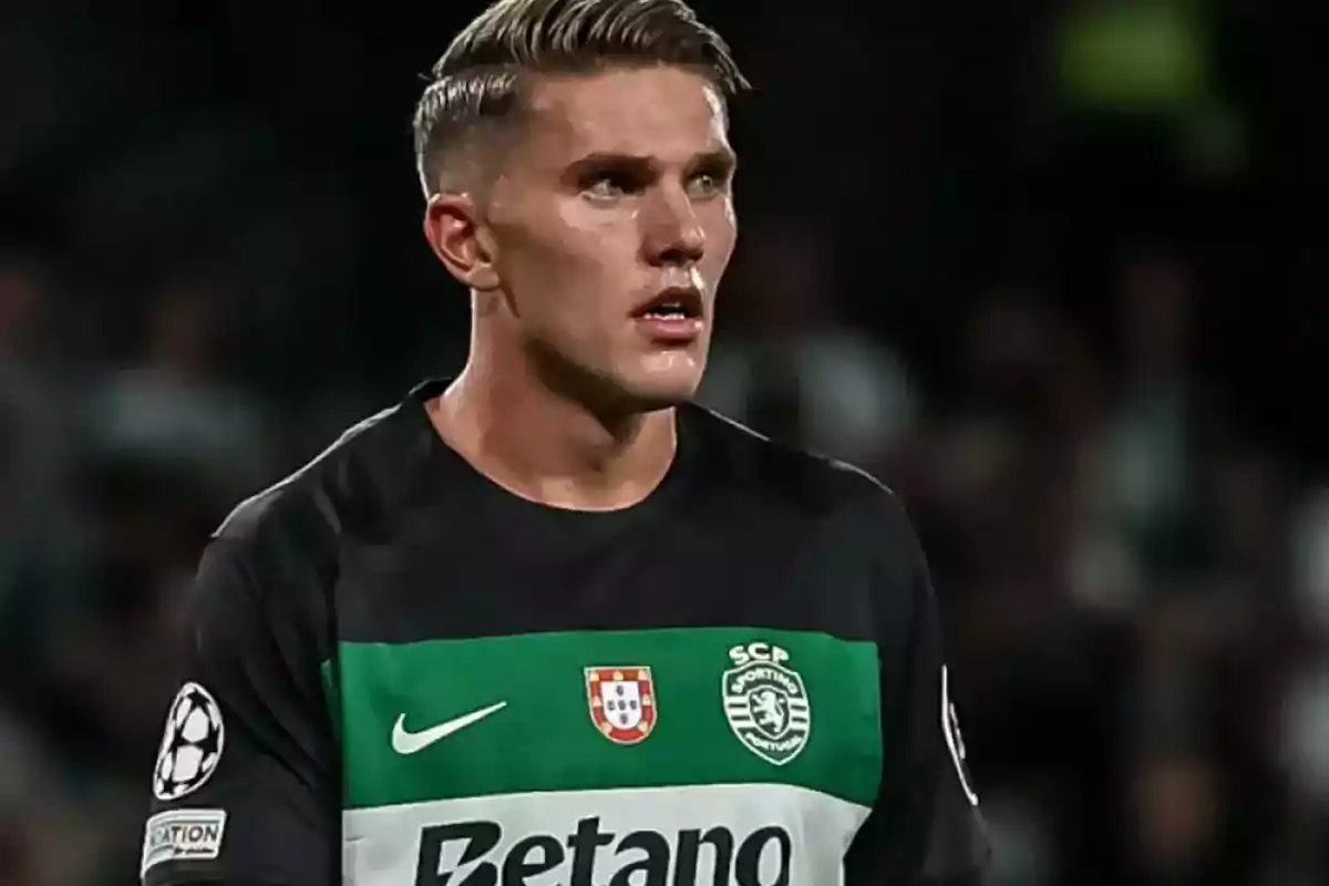 Futbolista con uniforme negro y verde del Sporting de Lisboa durante un partido Futbolista con uniforme negro y verde del Sporting de Lisboa durante un partido