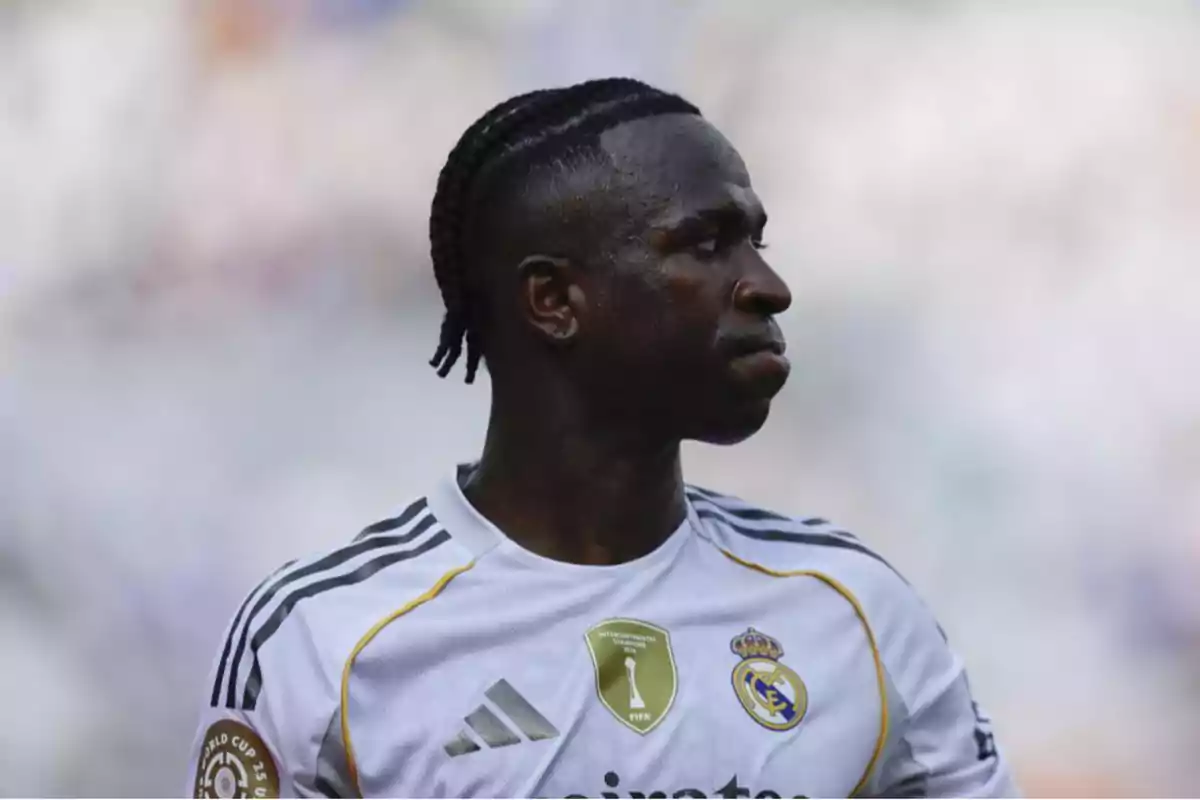 Futbolista con camiseta blanca del Real Madrid durante un partido Futbolista con camiseta blanca del Real Madrid durante un partido