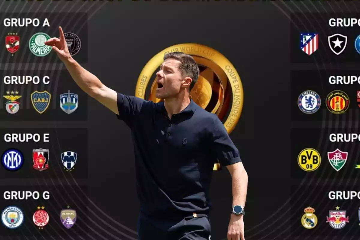 Entrenador de fútbol dando indicaciones con fondo de grupos y escudos de equipos para un torneo internacional de clubes