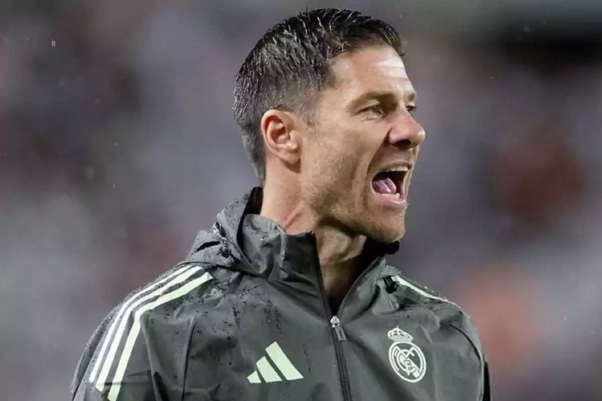 Entrenador de fútbol con chaqueta del Real Madrid dando indicaciones en un partido Entrenador de fútbol con chaqueta del Real Madrid dando indicaciones en un partido