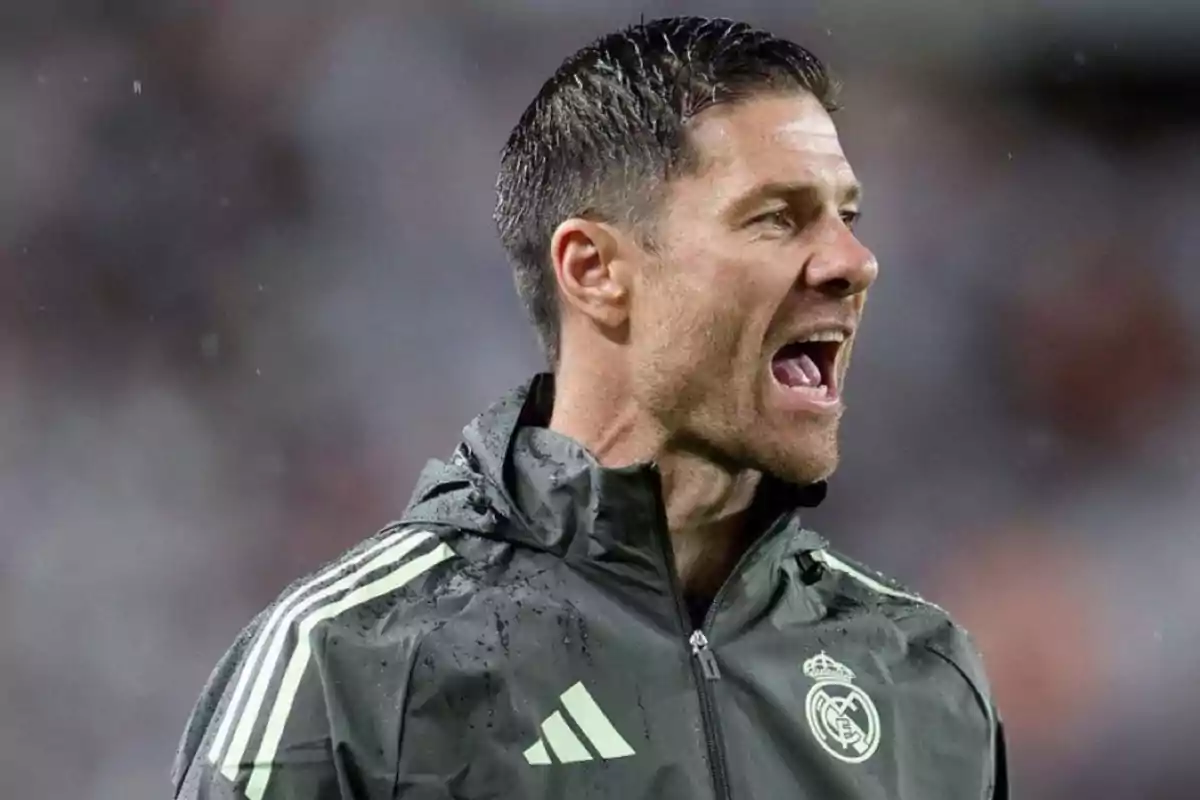 Hombre con chaqueta deportiva del Real Madrid gritando en un estadio