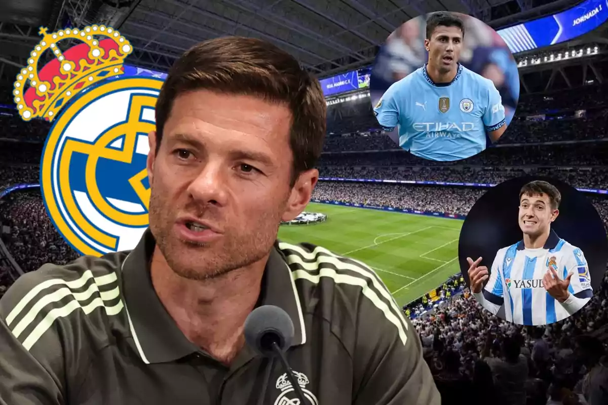 Entrenador de fútbol hablando en conferencia de prensa con el escudo del Real Madrid de fondo y dos jugadores en círculos, uno con uniforme celeste y otro con uniforme blanco y azul, en un estadio lleno de aficionados