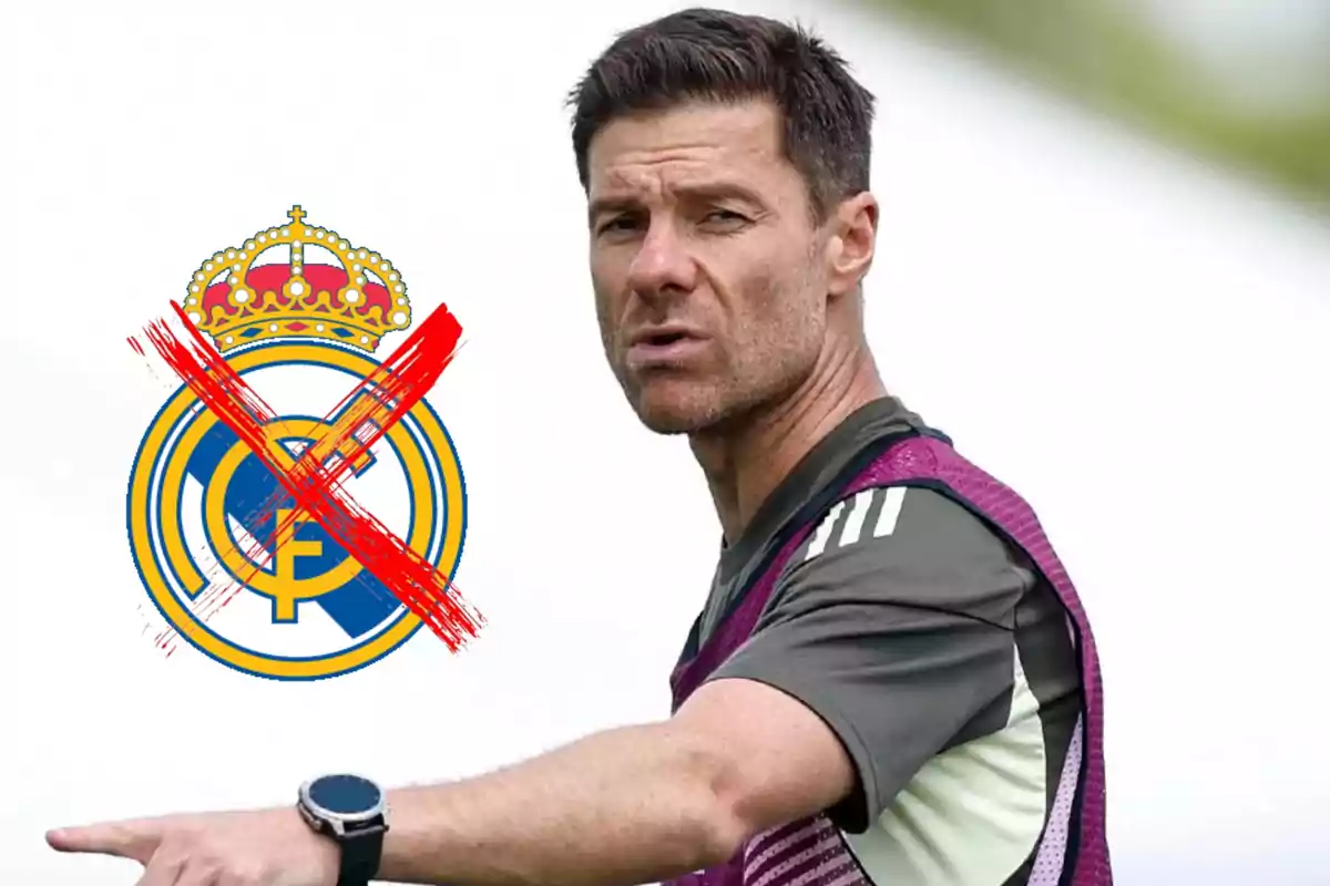 Entrenador señalando con el logo del Real Madrid tachado a su lado